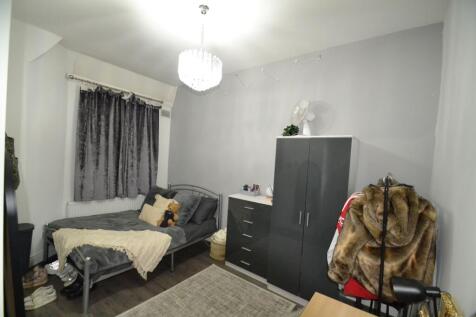 Well-presented bedroom with a comfortable doubl...