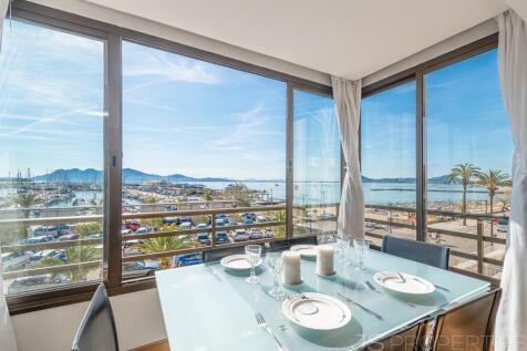 A unique corner in Puerto de Pollensa with sea views that will steal your heart.