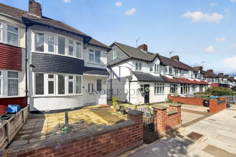 THREE BEDROM END OF TERRACE HOUSE IN HOUNSLOW