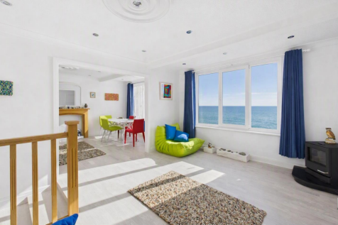 Lounge/Dining Area