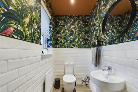 Spacious Fitted Guest Cloakroom