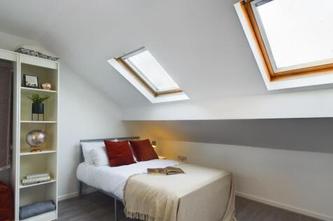 This inviting double bedroom features stylish d...