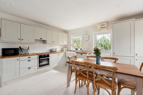 Kitchen/ Dining Room