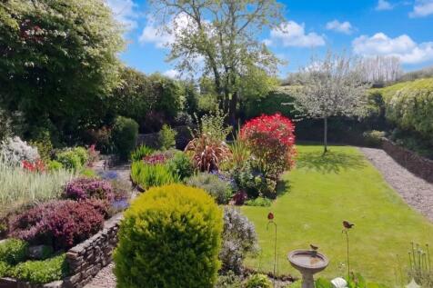 EWEMOVE SOUTH MOLTON - GARDEN