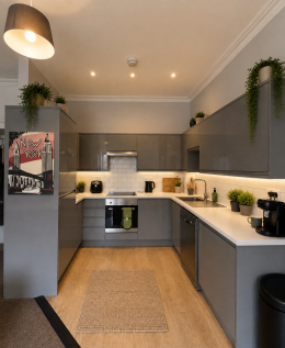 6-bed flat on Eaton Crescent, Bristol, BS8, £5,250/mo
