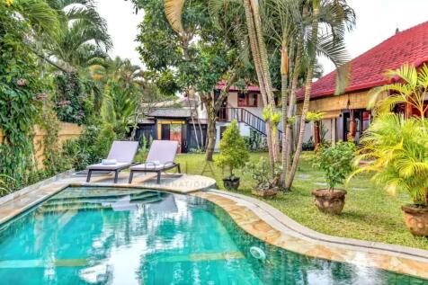 Enjoy a private, lush tropical garden with a spark
