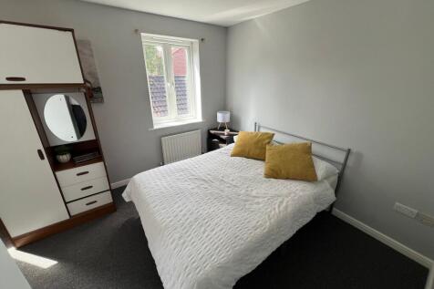 A bright and tidy double bedroom featuring a co...
