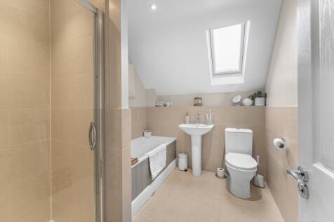 3 Moorhen Close-6