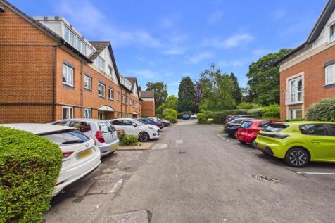 COMMUNAL GROUNDS/ PARKING