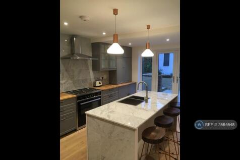 Chef's Kitchen w Marble Island For Seating For 4!