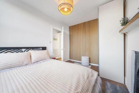 Bedroom 1 (2).JPG