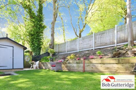 ENCLOSED LANDSCAPED REAR GARDEN