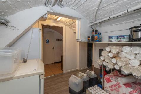 07 - 64 Huddersfield Road HX5 9AA.jpg