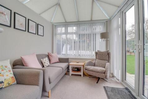 6 HIGHCLIFFE WAY WICKFORD-7.jpg