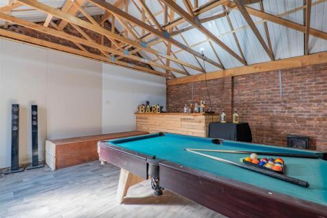 Bar/Garage