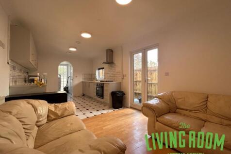 5-bed house on Strathnairn Street, Roath, Cardiff, £3,000/mo
