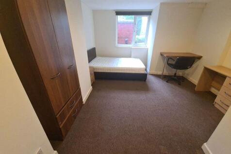 A neat and well-maintained single bedroom featu...
