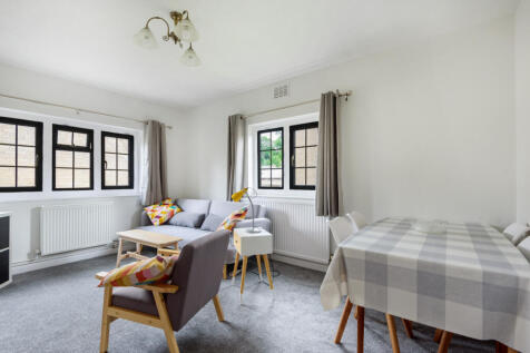 Meadow Road, Cirencester, Gloucestershire, GL7 photo 3