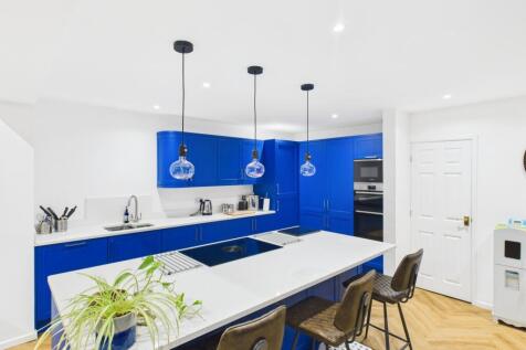 CAM03729G0-PR0201-STILL032