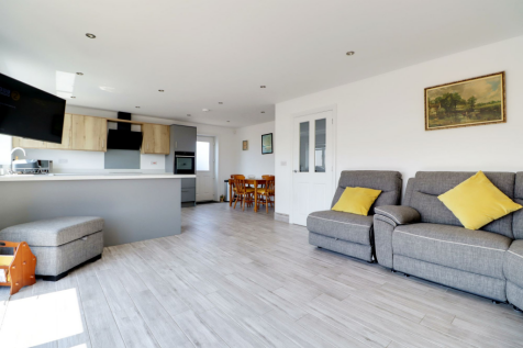 Impressive Open Plan Living/Dining Kitchen