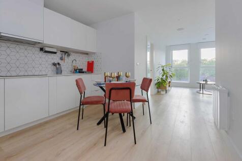 Flat 69, Coombe Hill House, Beverley Way, London, SW20 0AR, United Kingdom photo 3