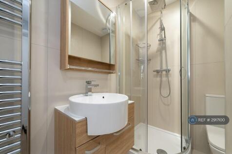 Dirdene Gardens, Epsom, KT17 photo 4