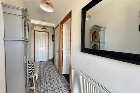 Lovely Welcoming Entrance Hallway