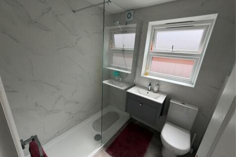 8 st kenelsm court bathroom.jpg
