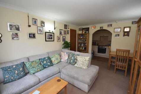 Lounge/Dining Roo...