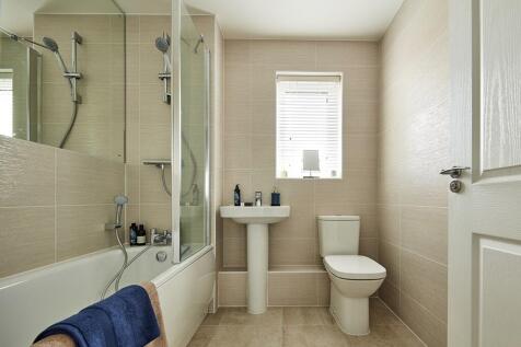 Contemporary fitted bathroom