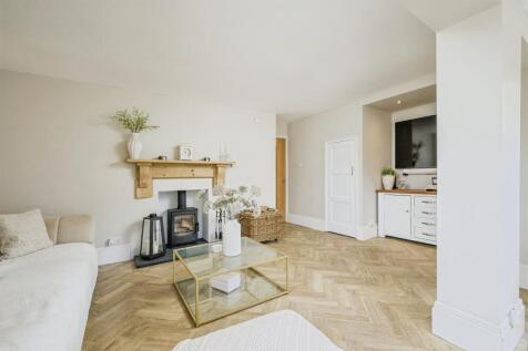 Lounge Area: