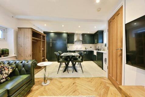 Kitchen / Lounge