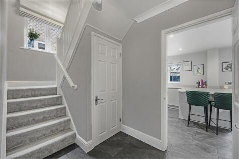 Spacious Reception H