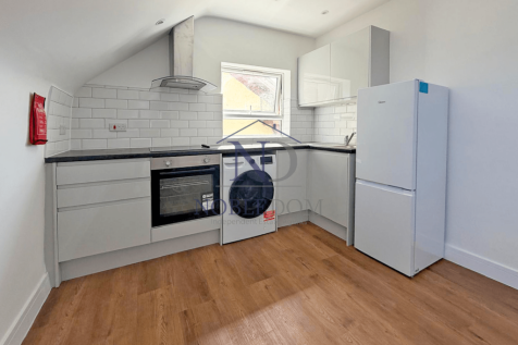 SELF-CONTAINED STUDIO FLAT IN HOUNSLOW