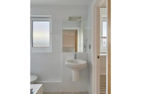 Bathroom/Walk-In Wardrobe