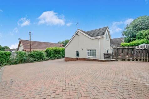 Off Street Parking / Driveway / Single Garage: