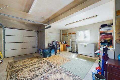 Integral Garage/Workshop