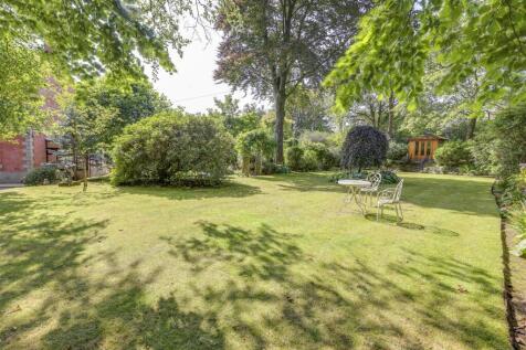 Further Side Garden with Summer House