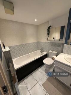 En Suite Bath And Shower