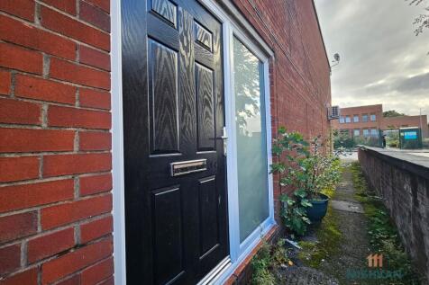 2-bed flat on Worcester Road, Cheadle Hulme, Cheadle, £1,000/mo