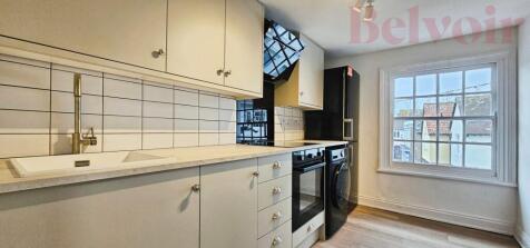 1-bed flat on 3, £1,075/mo