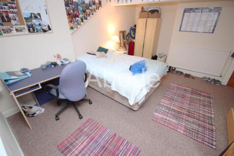 Wrangthorn Terrace, Hyde Park, Leeds photo 4
