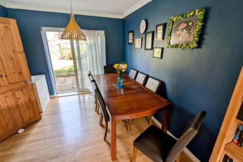 5 Sunningdale dining area.jpg