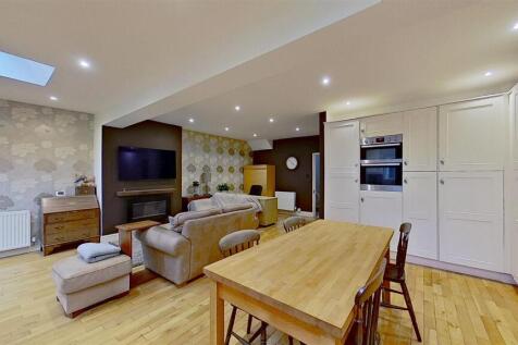 The-Pleasance-Roehampton-SW15-11152025_205130.jpg