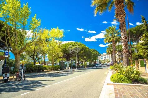 Town of Sainte Maxime palm street view, south of F