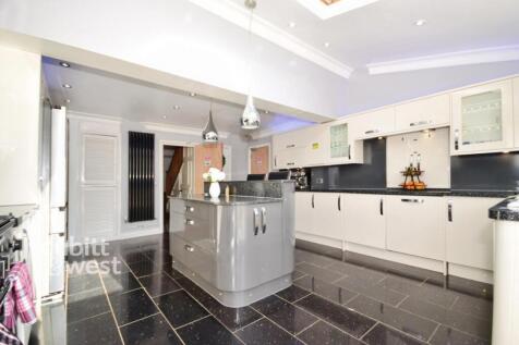 AVAILABLE NOW! Crosspath, Crawley, RH10 photo 4