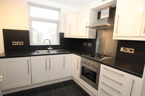 2-bed flat on Flat, Rockingham Road, Kettering, North Northamptonshire, £925/mo