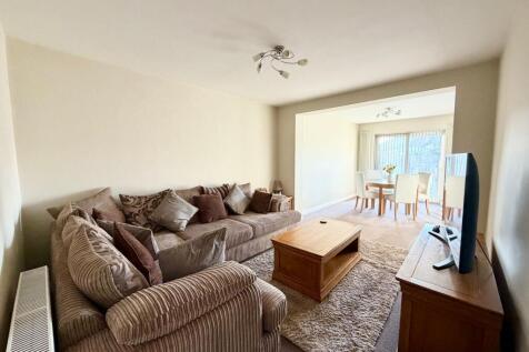 Celia Crescent, Ashford, TW15 photo 4
