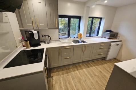 Kitchen 2.jpeg