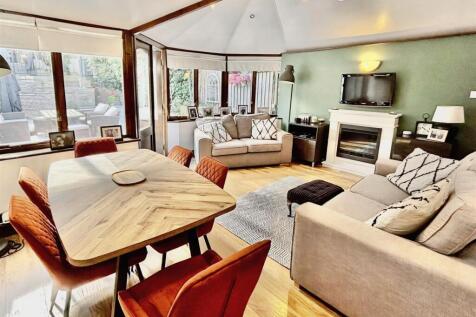 Conservatory/Dining Area